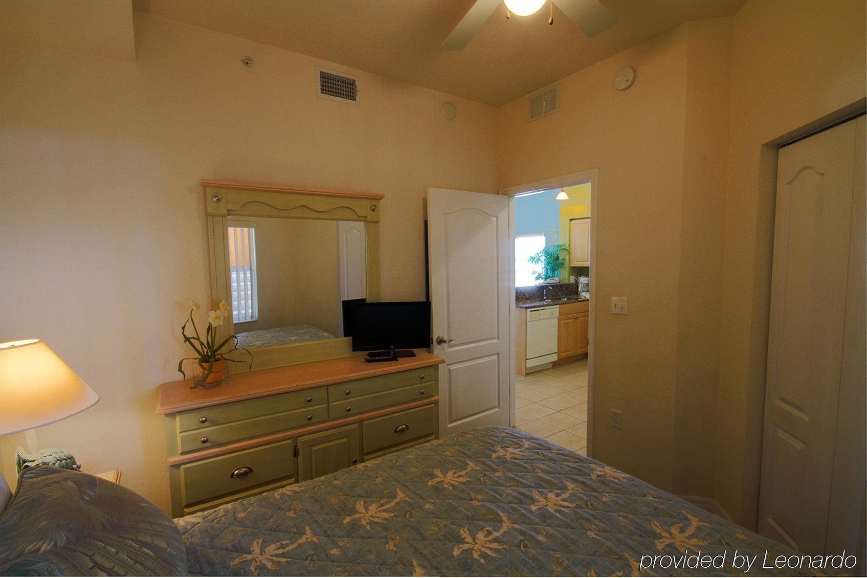 Surf Beach Resort By Sunsational Beach Rentals St. Pete Beach Room photo